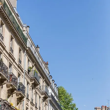 Veeve - Character In Barbes Rochechouart
